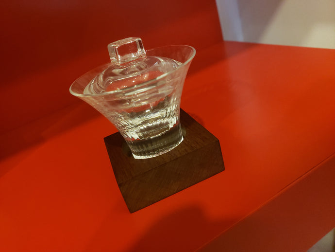 Copa de agua de vidrio con base de madera